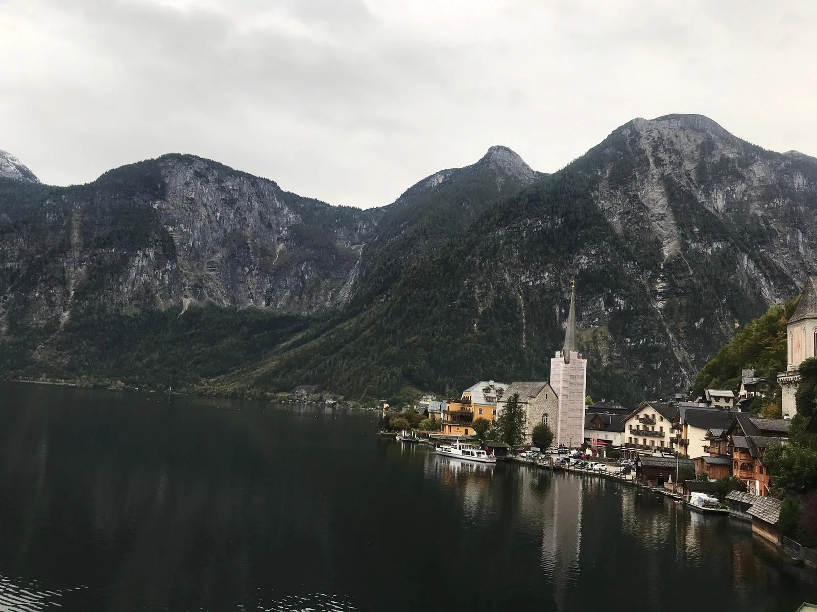Le village de Hallstatt au bord de son lac, entouré de montagnes