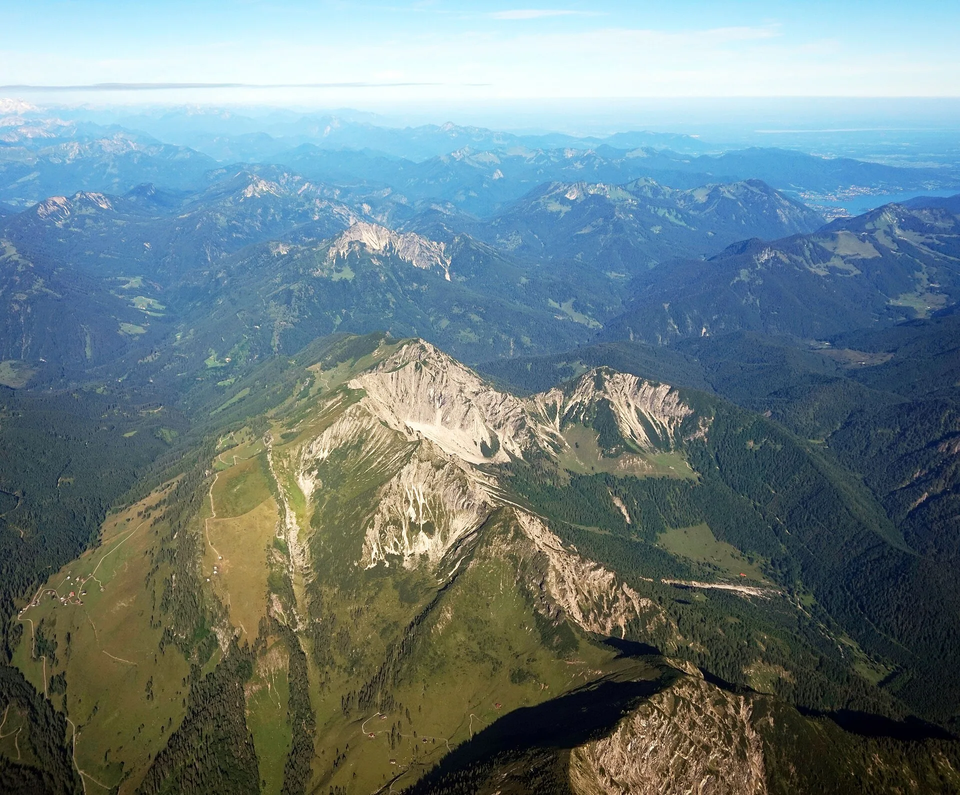 Vue aérienne des Alpes autrichiennes et de leurs vallées