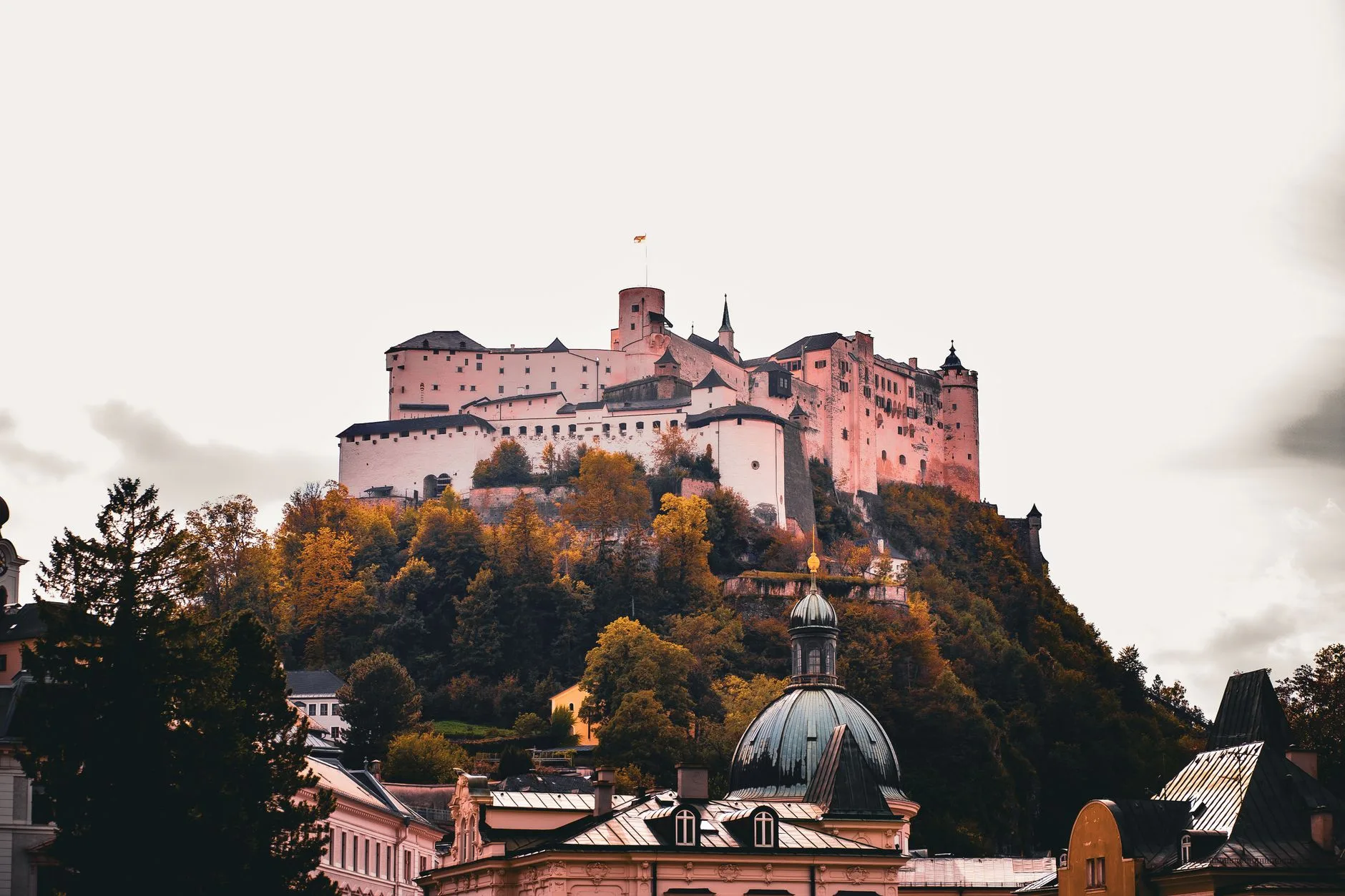 Vue sur les toits et les clochers de la vieille ville de Salzbourg sous la forteresse