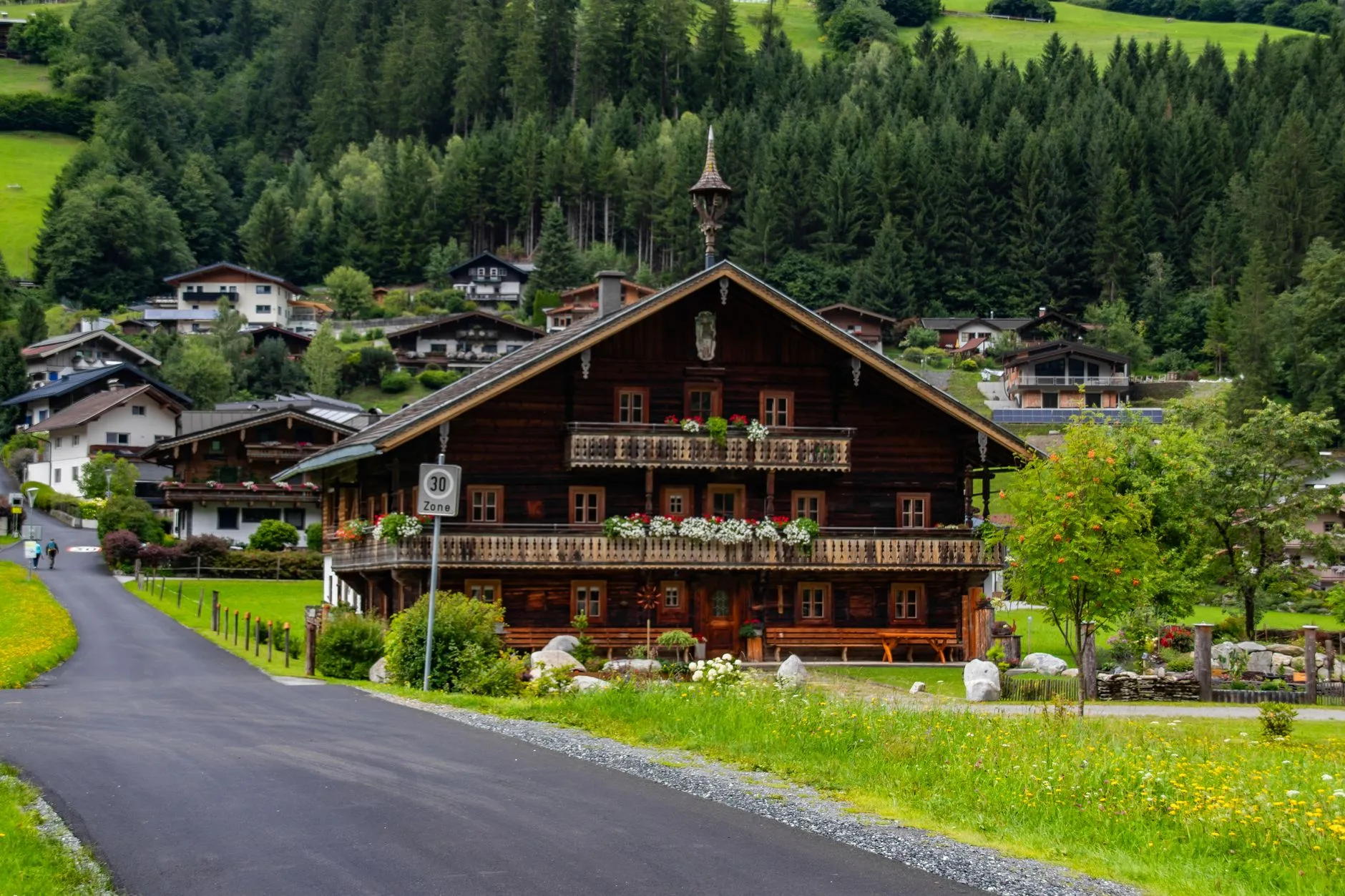 Chalet traditionnel autrichien dans un village de montagne