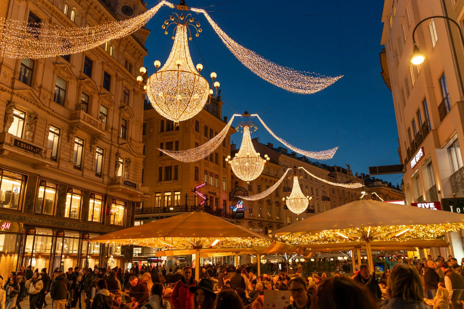 Hiver : décembre à mars, marchés de Noël et ski