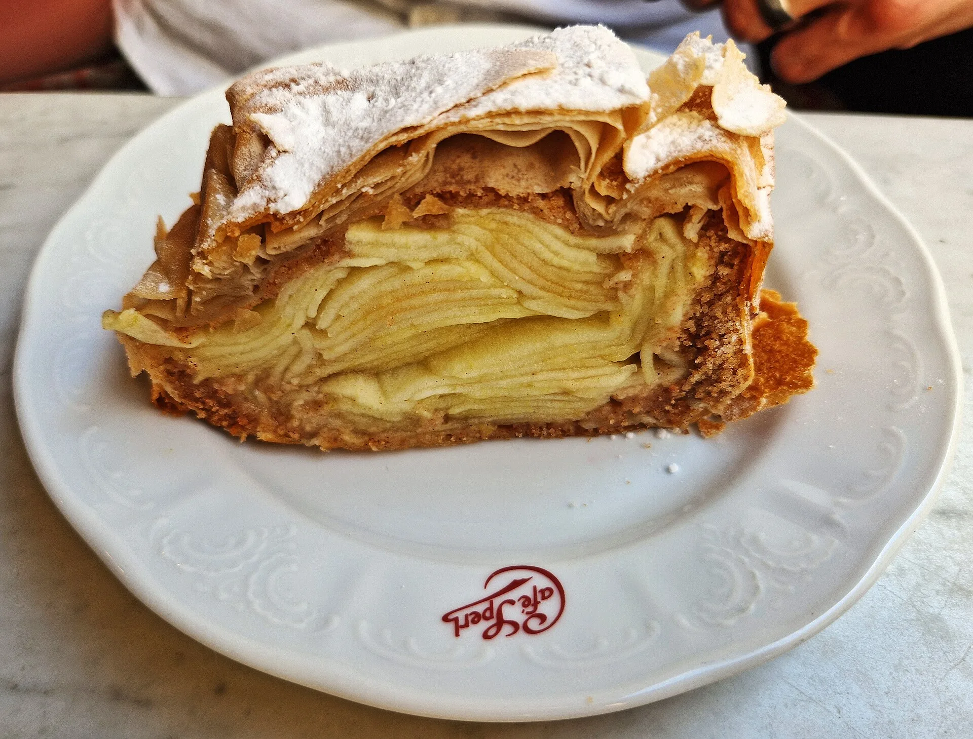 Part d'Apfelstrudel servie dans un café viennois